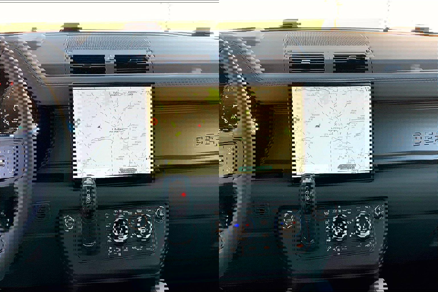 2025 Land Rover Defender 110 V8 photo 2