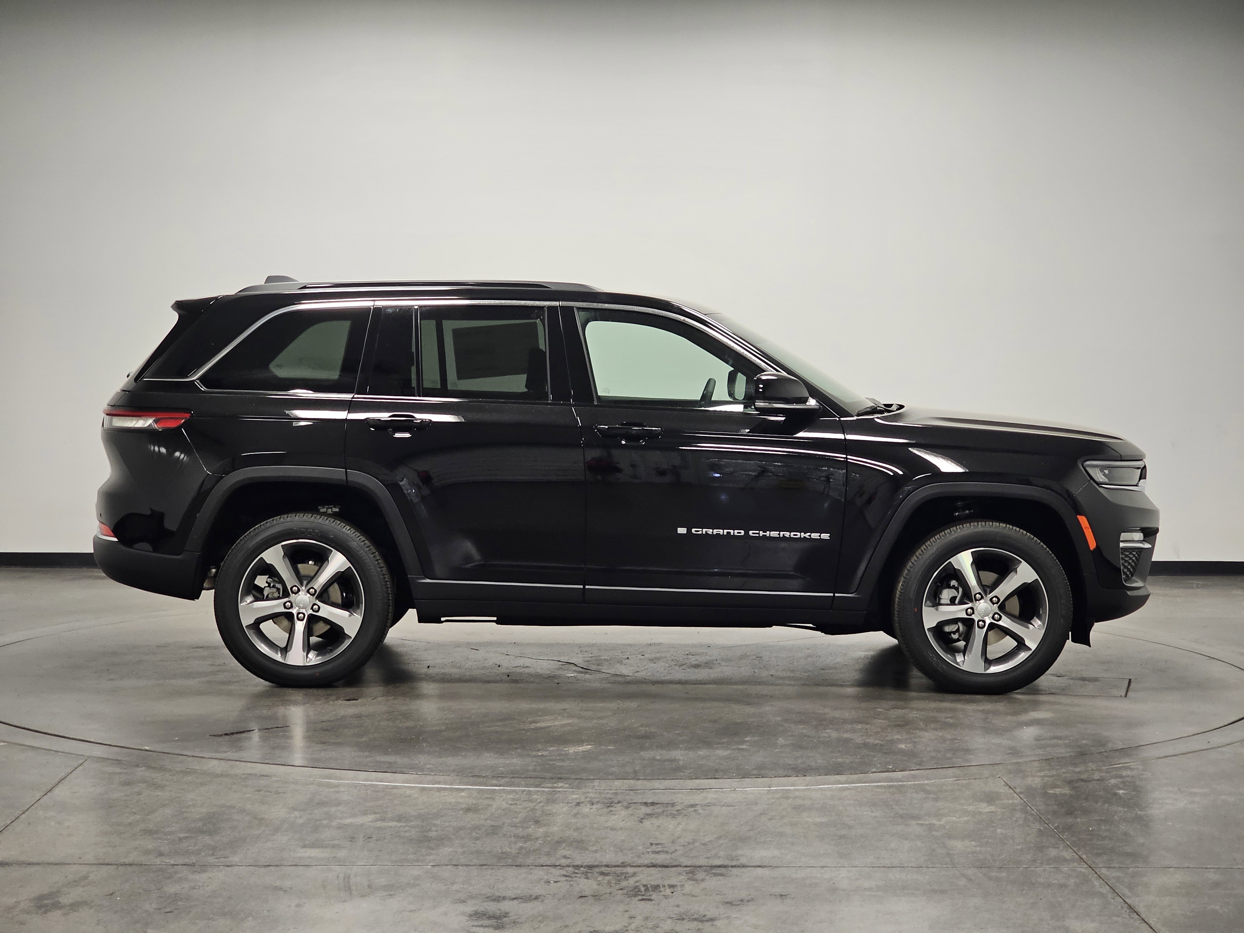 2025 Jeep Grand Cherokee Limited photo 8