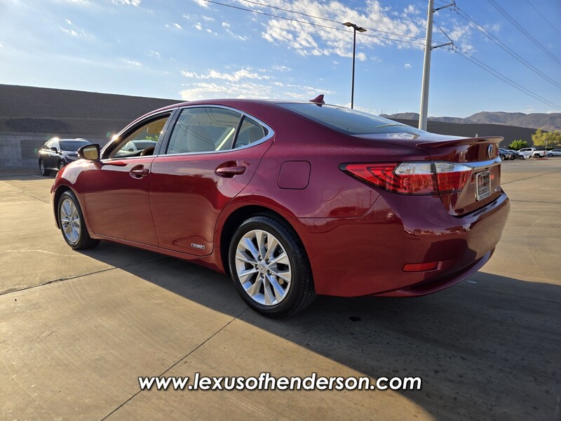 2014 Lexus ES 300h photo 4