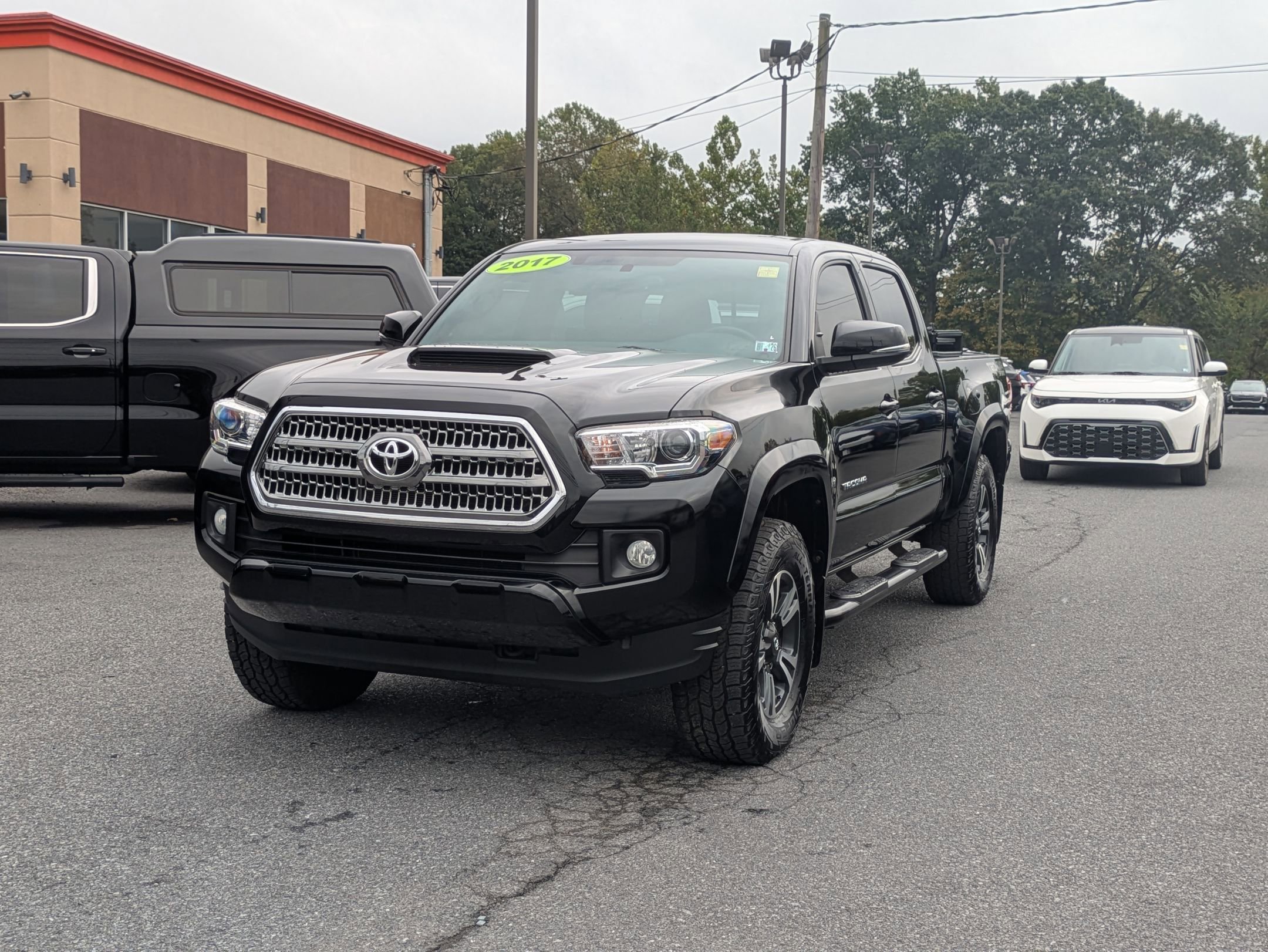 2017 Toyota Tacoma TRD Sport photo 3