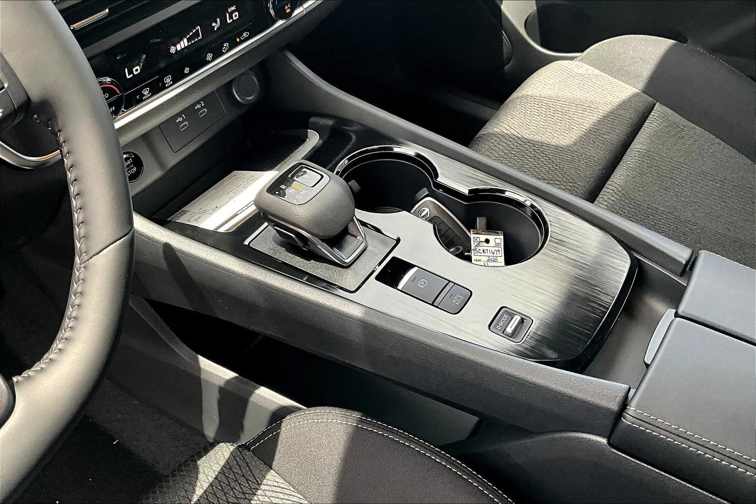 2025 Nissan Rogue SV photo 11