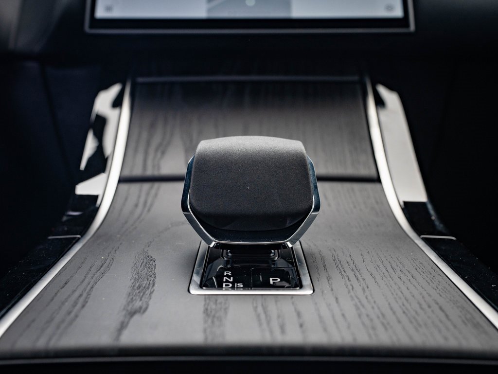 2026 Land Rover Range Rover Velar SE photo 28