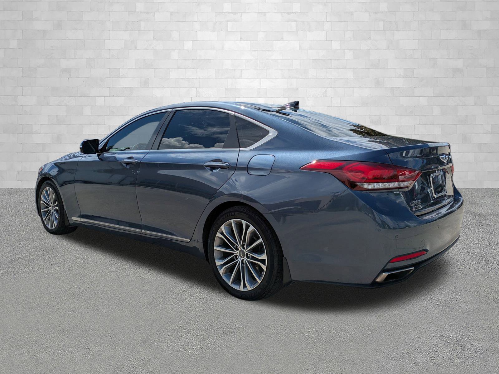 2016 Hyundai Genesis 3.8 RWD photo 4