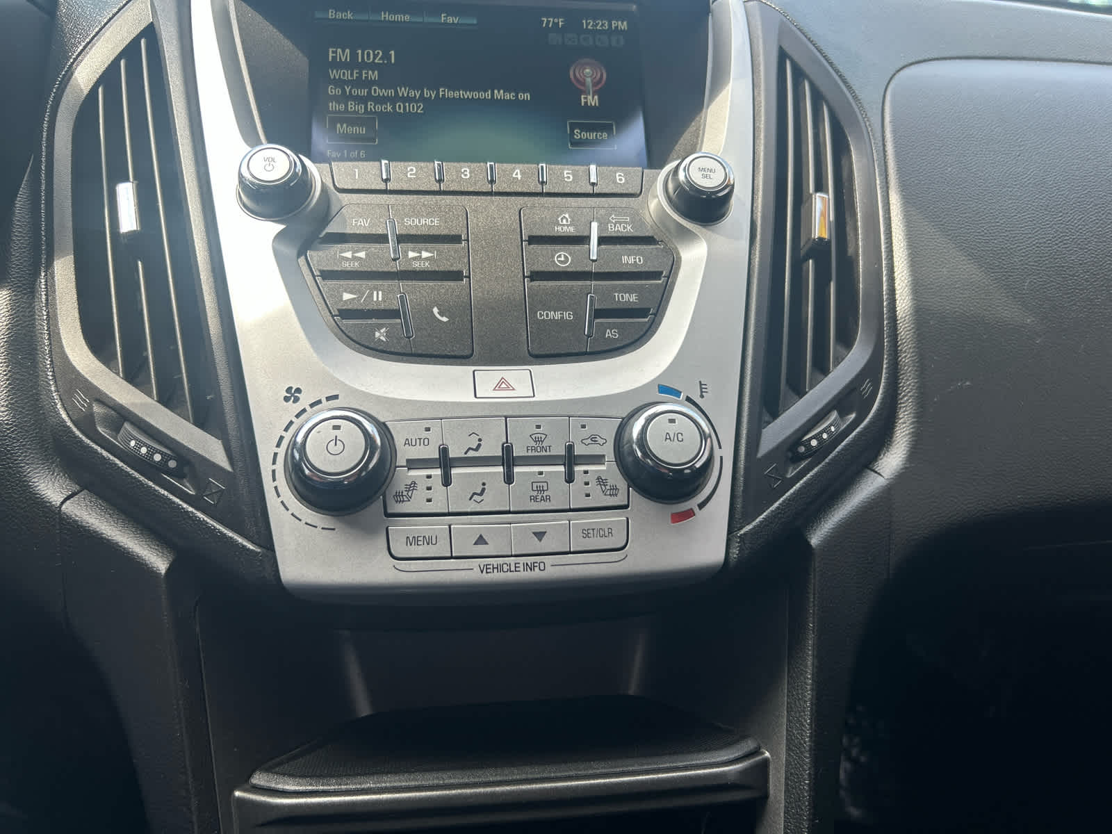 2017 Chevrolet Equinox LT photo 16