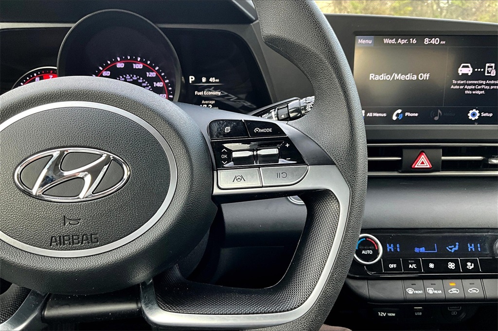 2022 Hyundai Elantra SEL photo 18