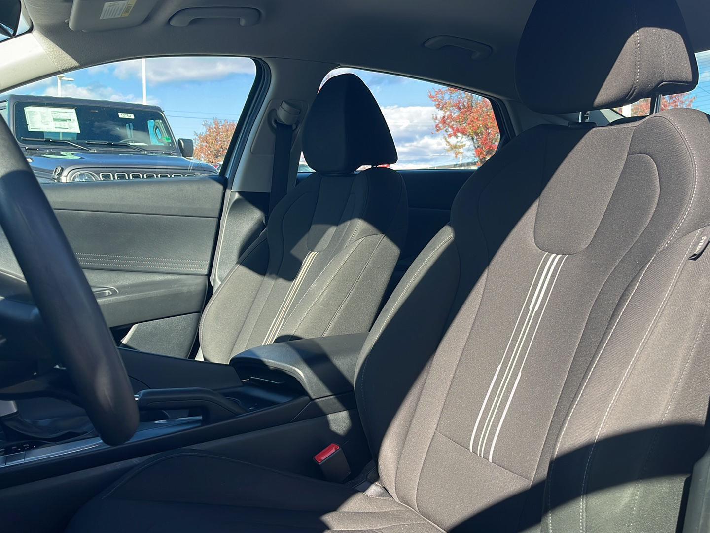 2024 Hyundai Elantra SEL photo 3