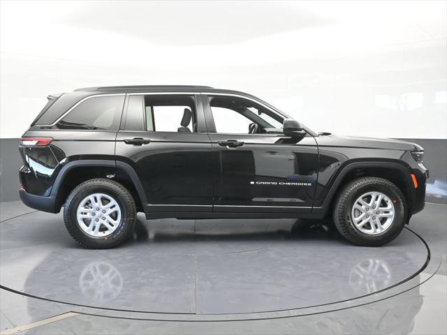 2025 Jeep Grand Cherokee Laredo photo 3