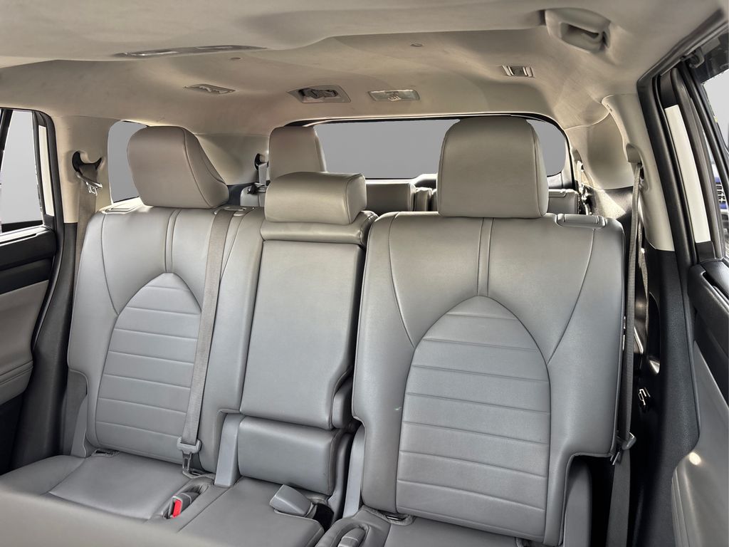 2023 Toyota Highlander L photo 17
