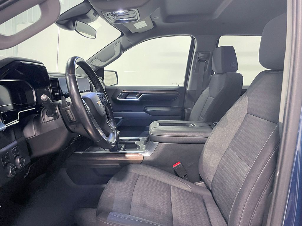 2022 Chevrolet Silverado 1500 LT photo 2