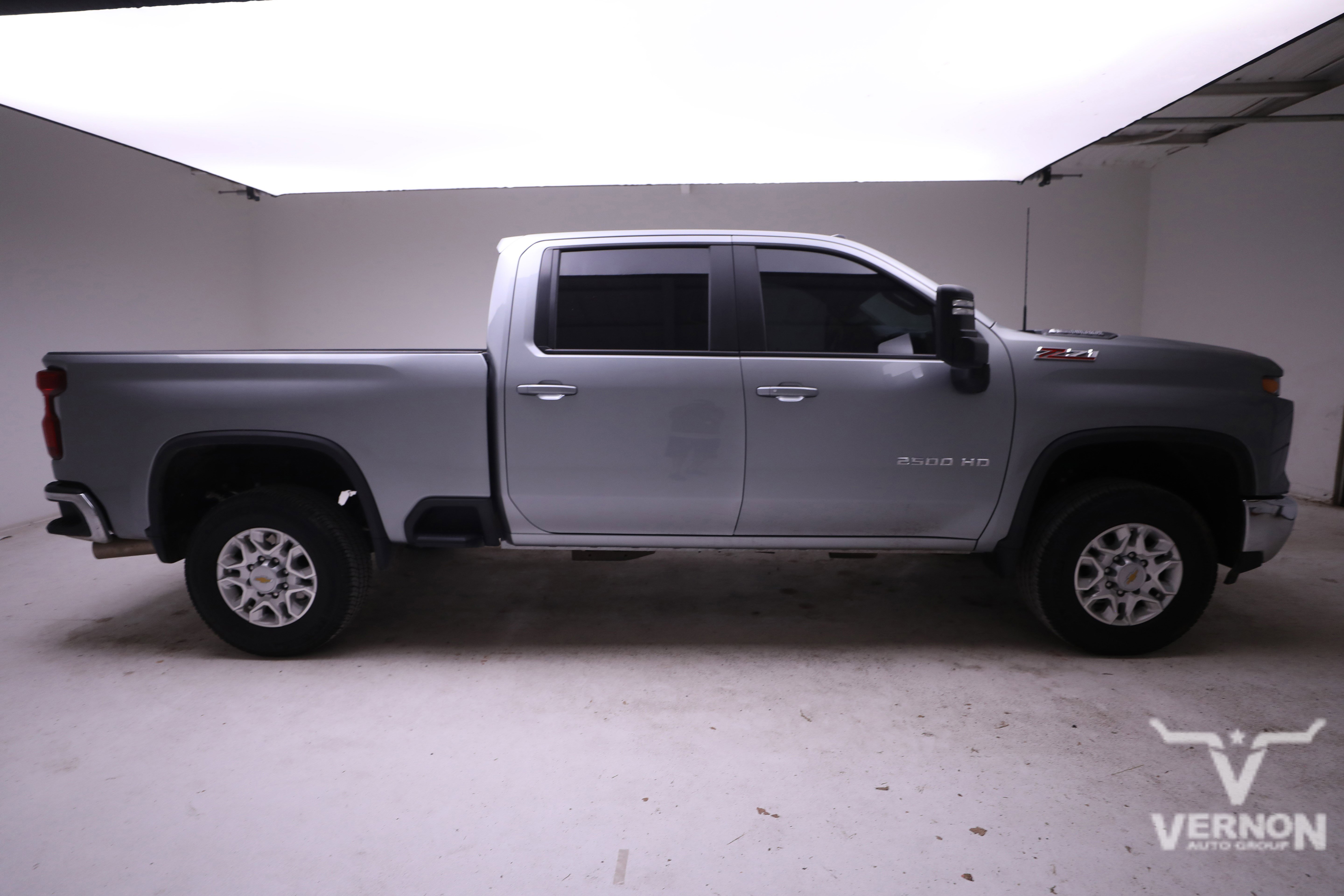 2025 Chevrolet Silverado 2500HD LT photo 2