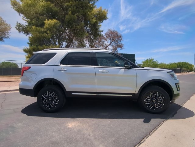 2017 Ford Explorer XLT photo 6