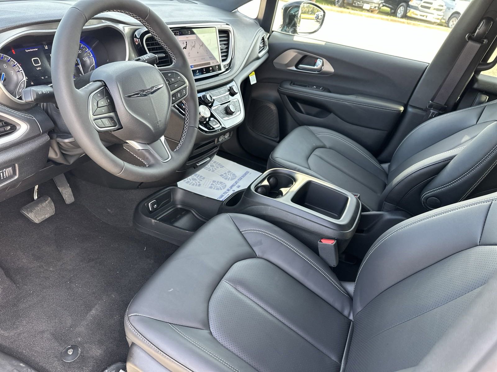 2025 Chrysler Pacifica photo 10