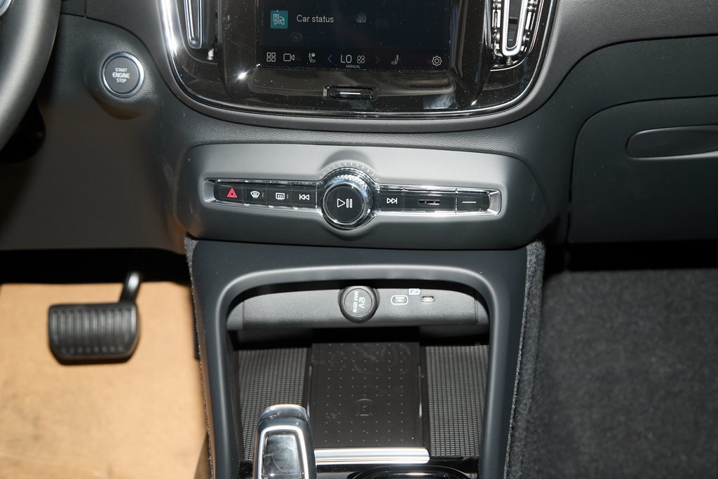 2025 VOLVO XC40 - Image 25