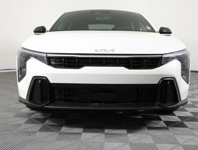2025 Kia K4 GT-Line photo 2