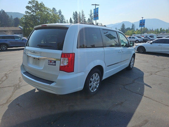 2015 Chrysler Town & Country Touring photo 4