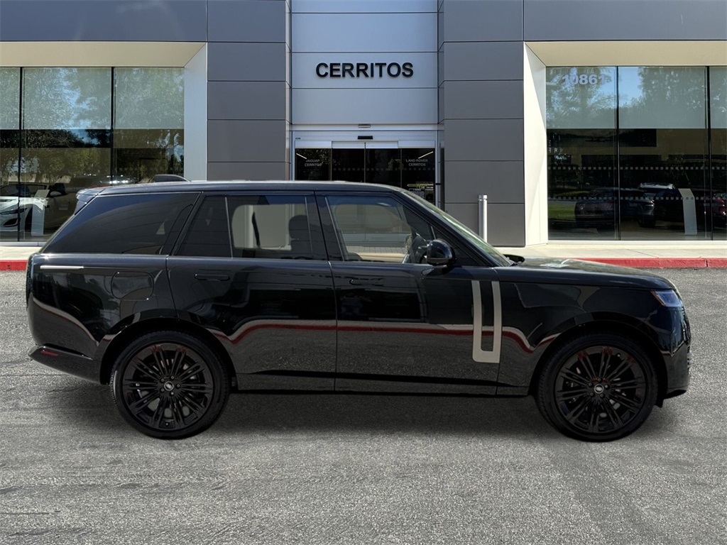 2025 Land Rover Range Rover SE photo 4