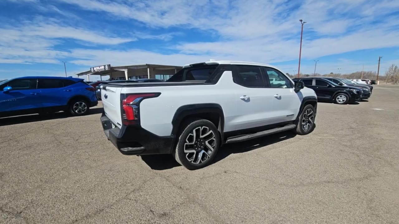 2024 Chevrolet Silverado EV RST photo 29