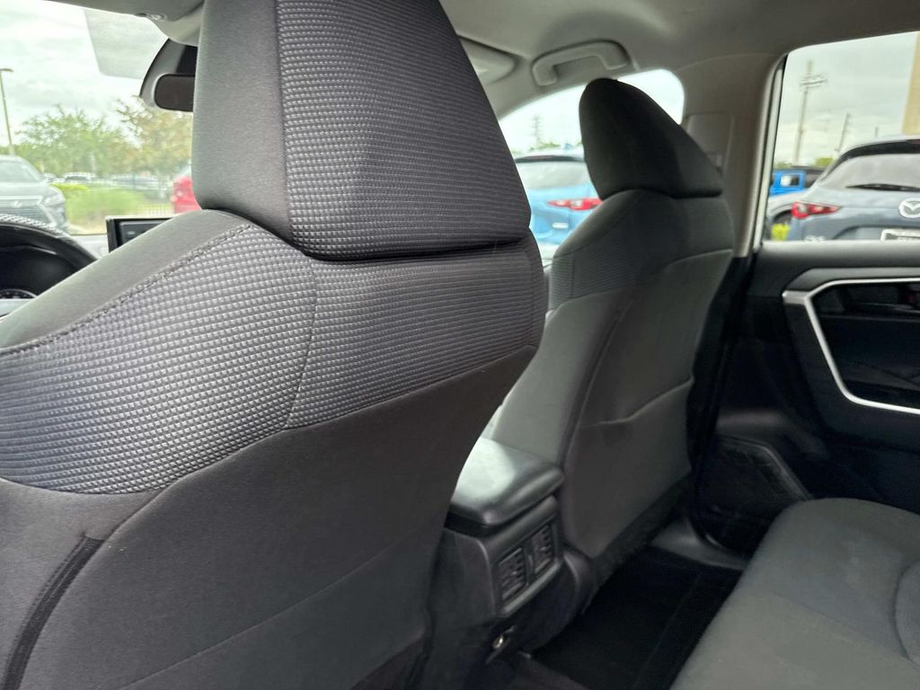 2022 Toyota RAV4 LE photo 11