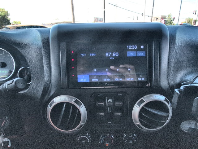 2017 Jeep Wrangler Unlimited Sahara photo 16