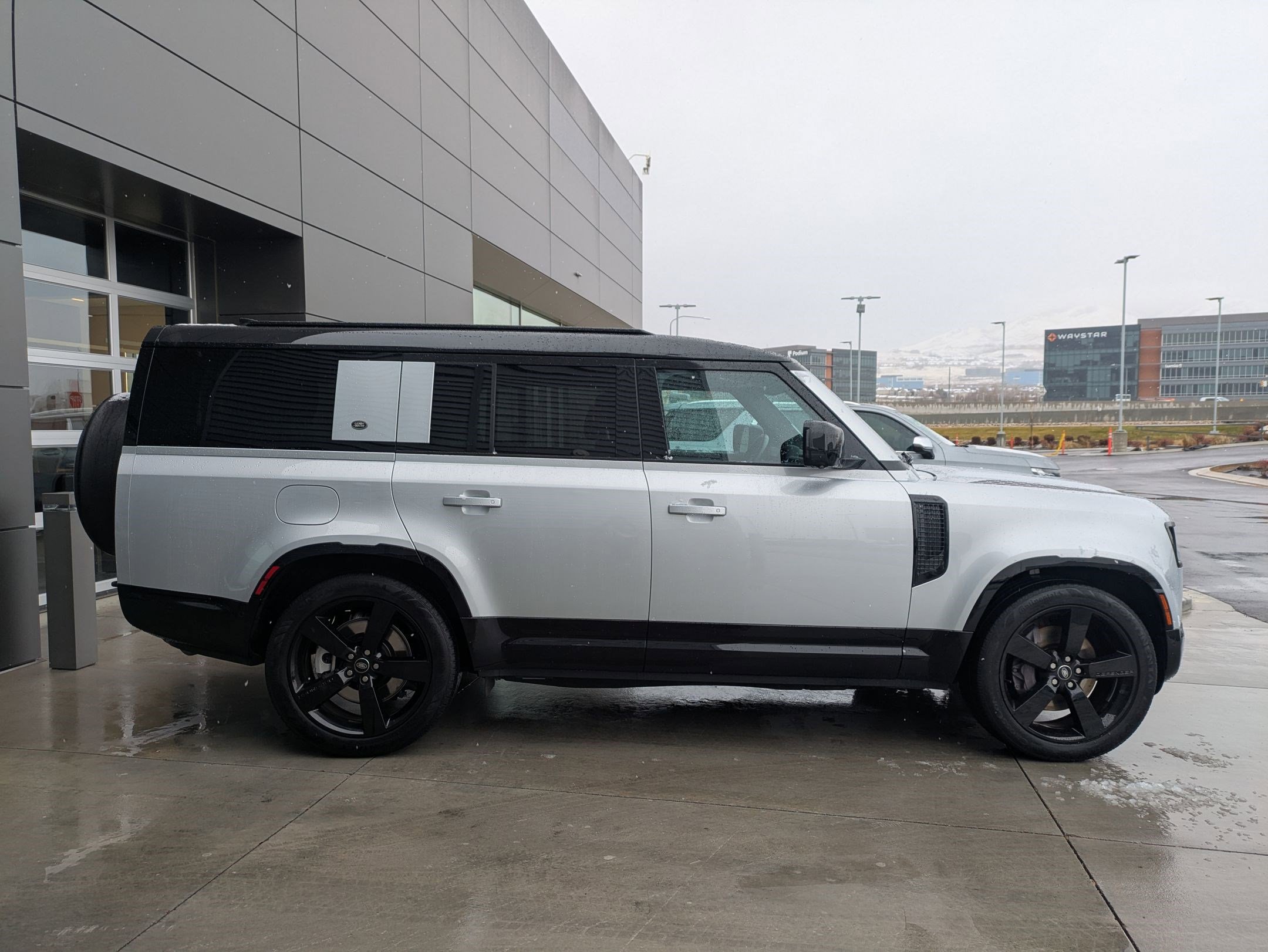 2023 Land Rover Defender 130 X-Dynamic SE photo 4