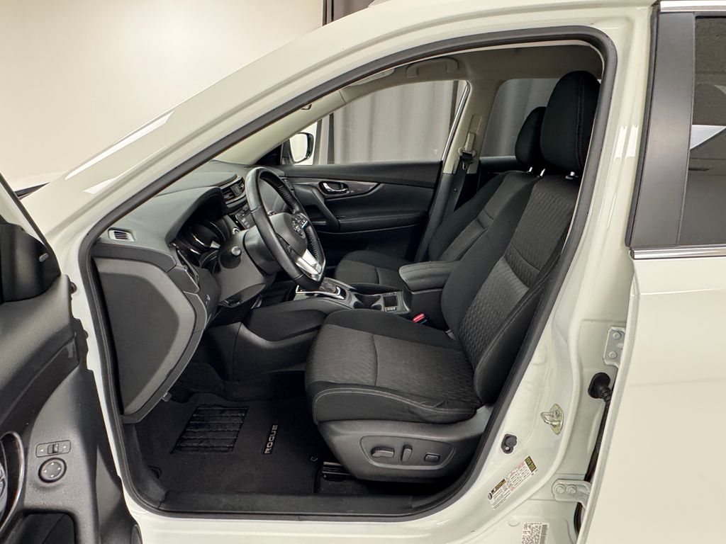 2020 Nissan Rogue SV photo 8