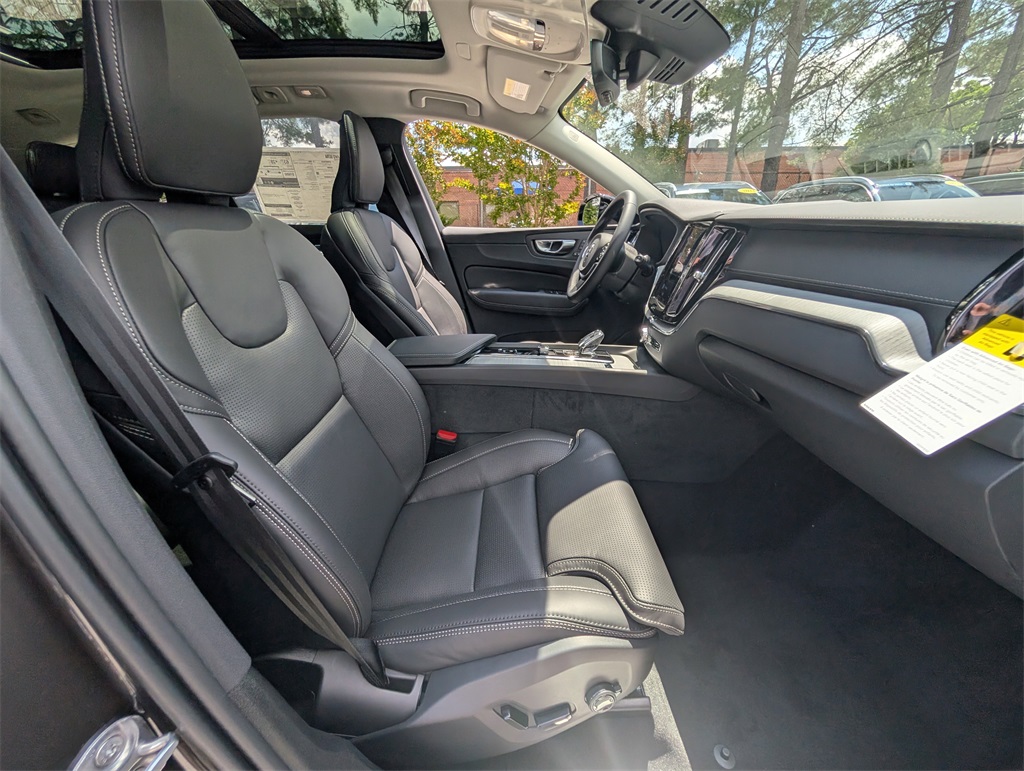 2025 Volvo XC60 T8 photo 2