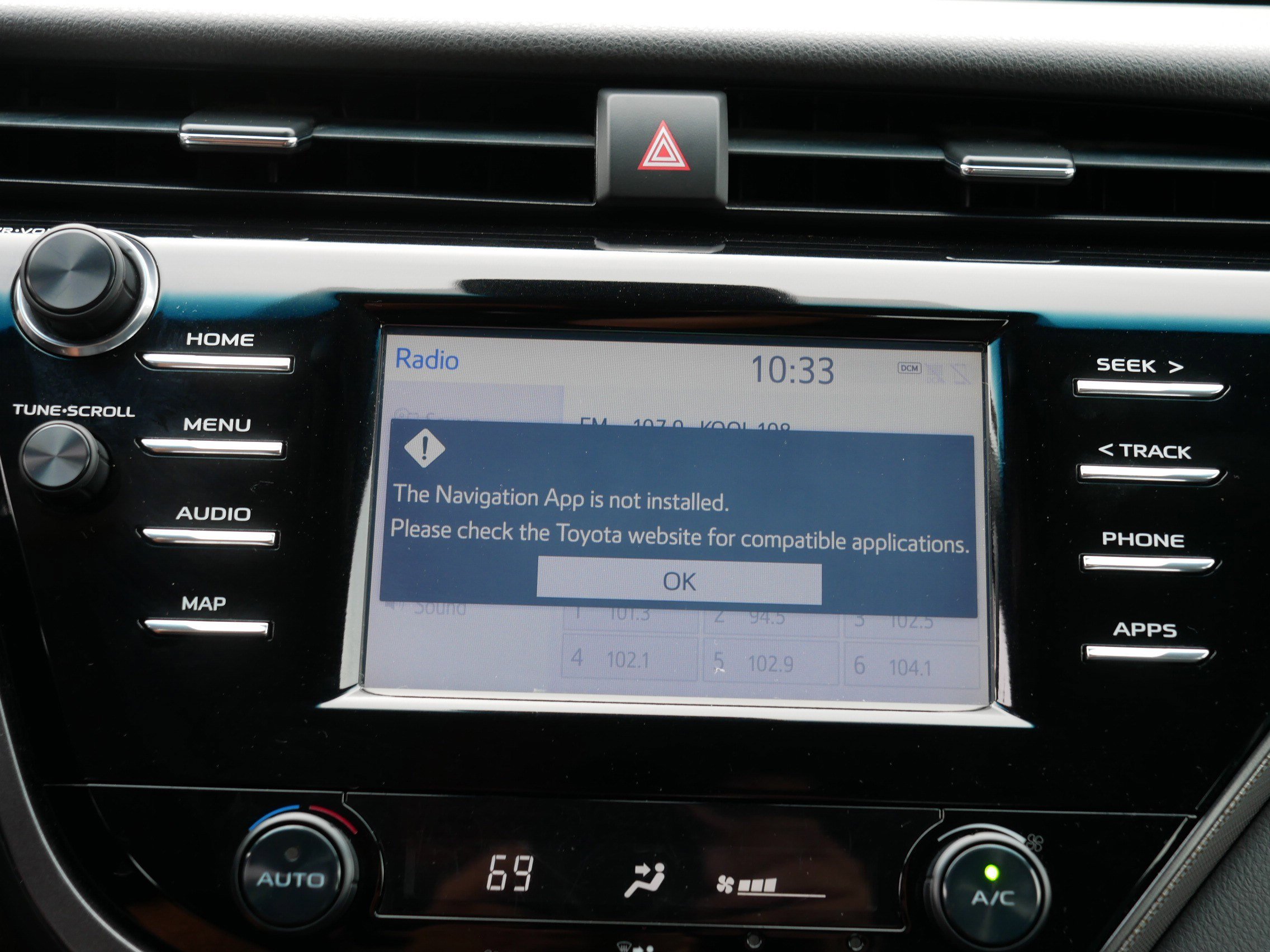 2019 Toyota Camry SE photo 29
