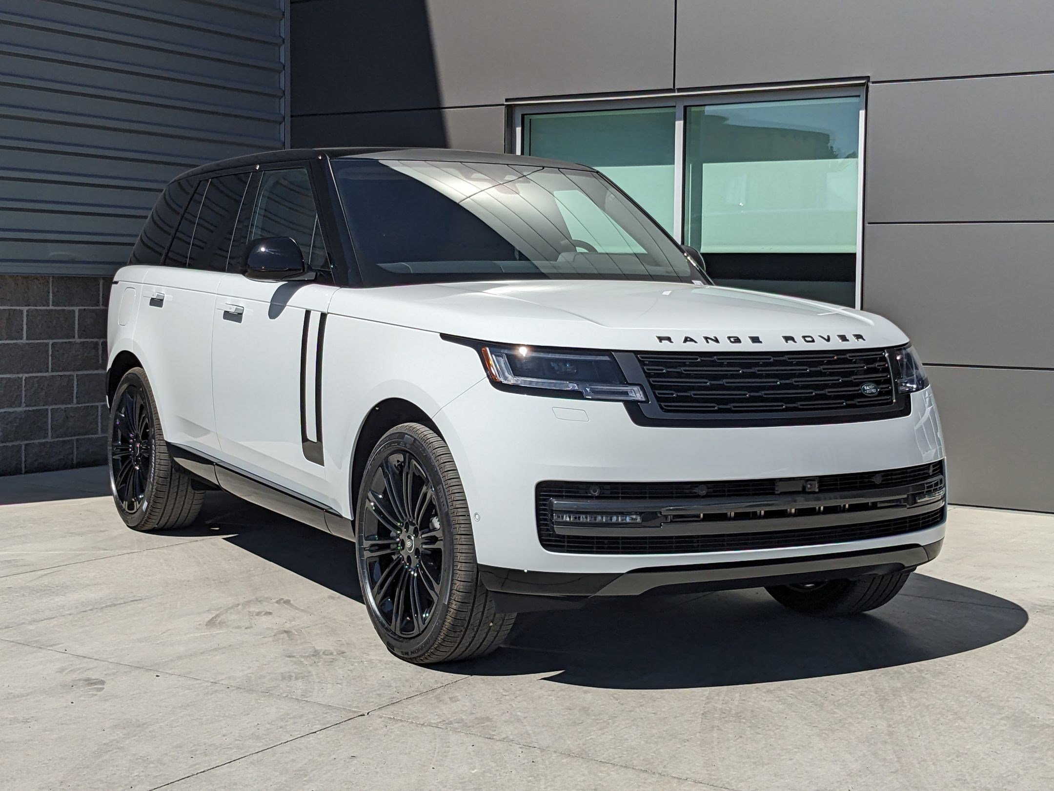 2025 Land Rover Range Rover SE photo 3
