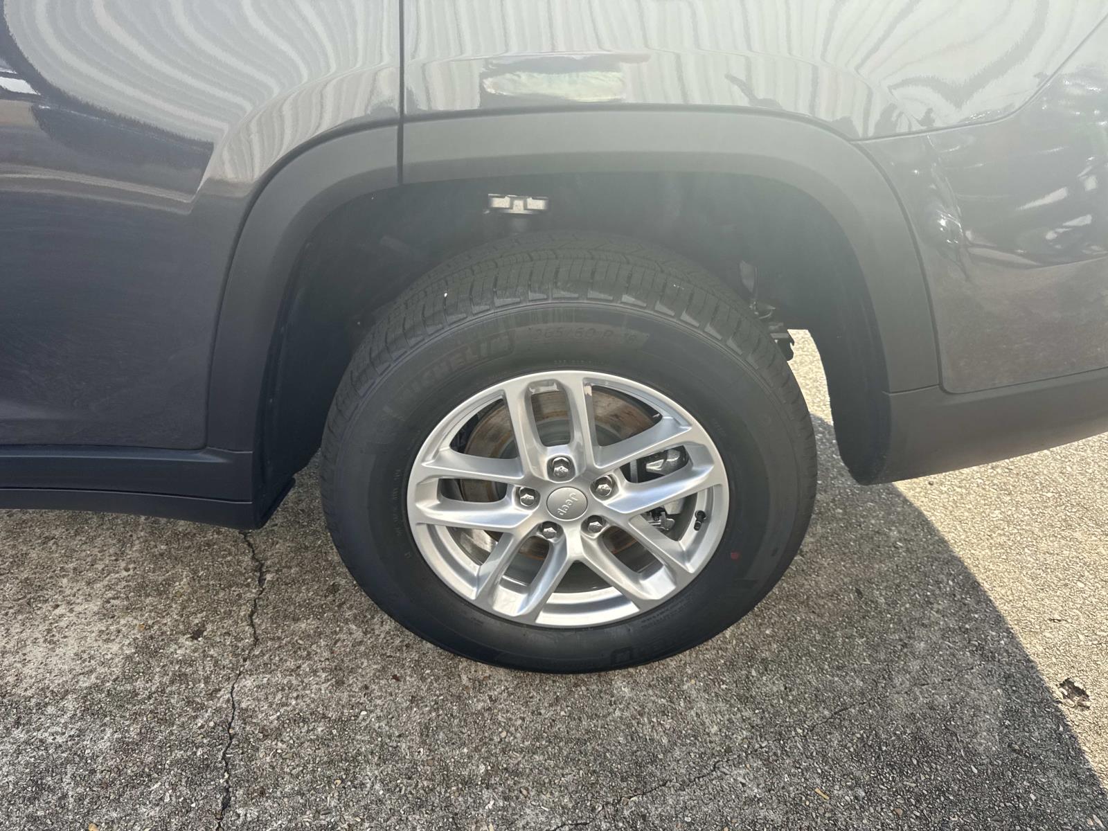 2025 Jeep Grand Cherokee Laredo X photo 2