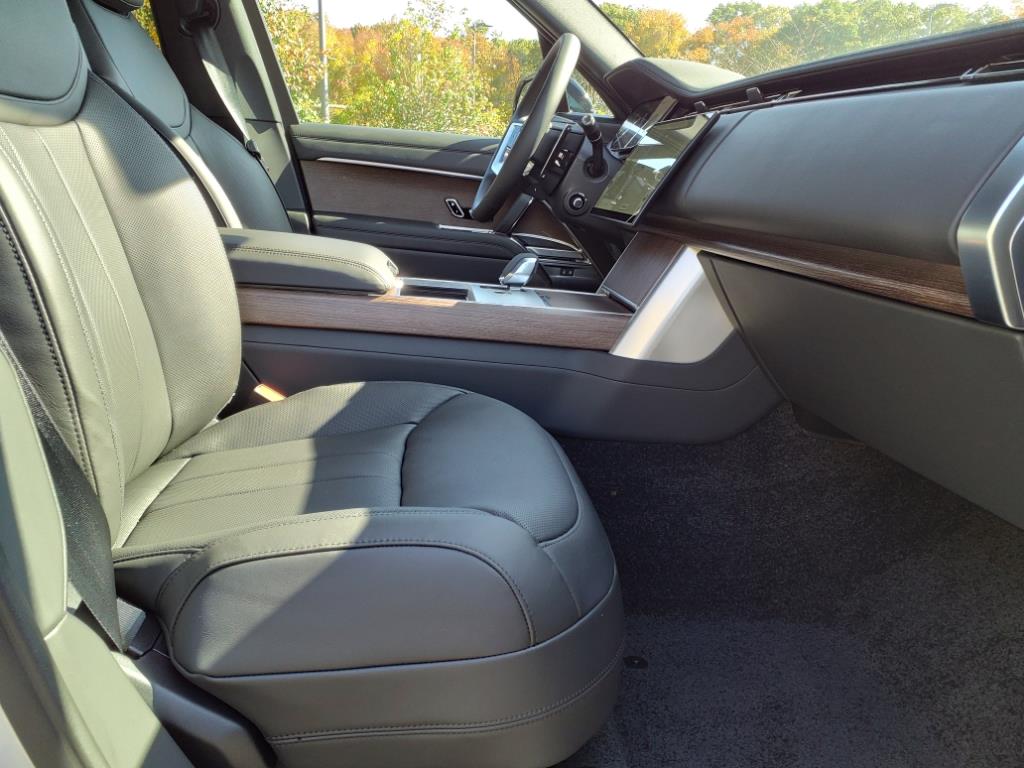 2025 Land Rover Range Rover SE photo 3