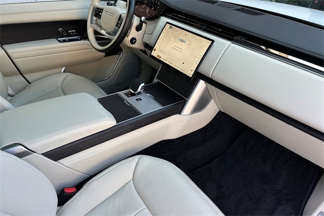 2024 Land Rover Range Rover SE photo 12