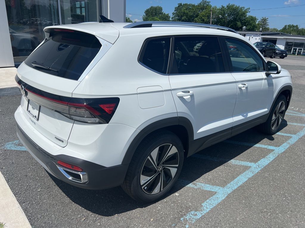 2025 Volkswagen Taos SE photo 4