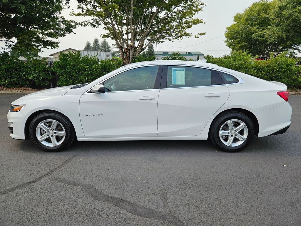 2023 Chevrolet Malibu 1LT photo 2