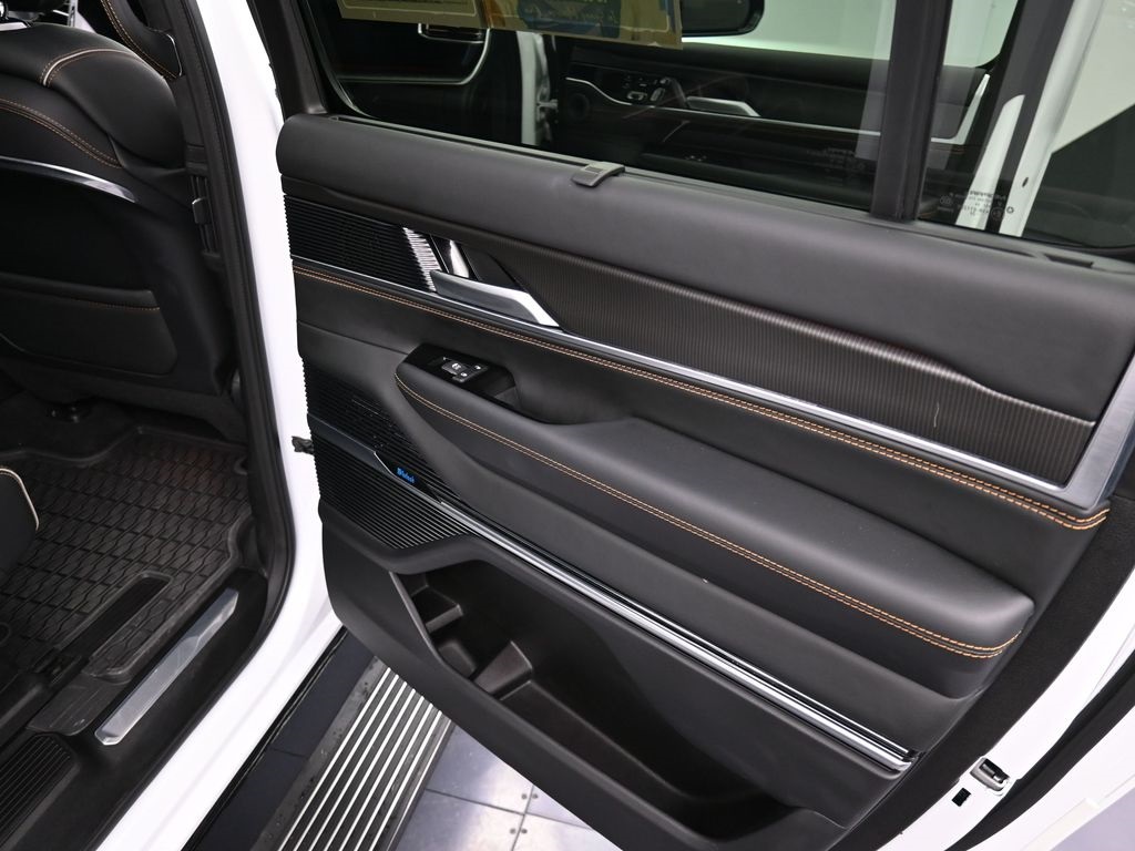 2024 Jeep Wagoneer L Series III photo 18