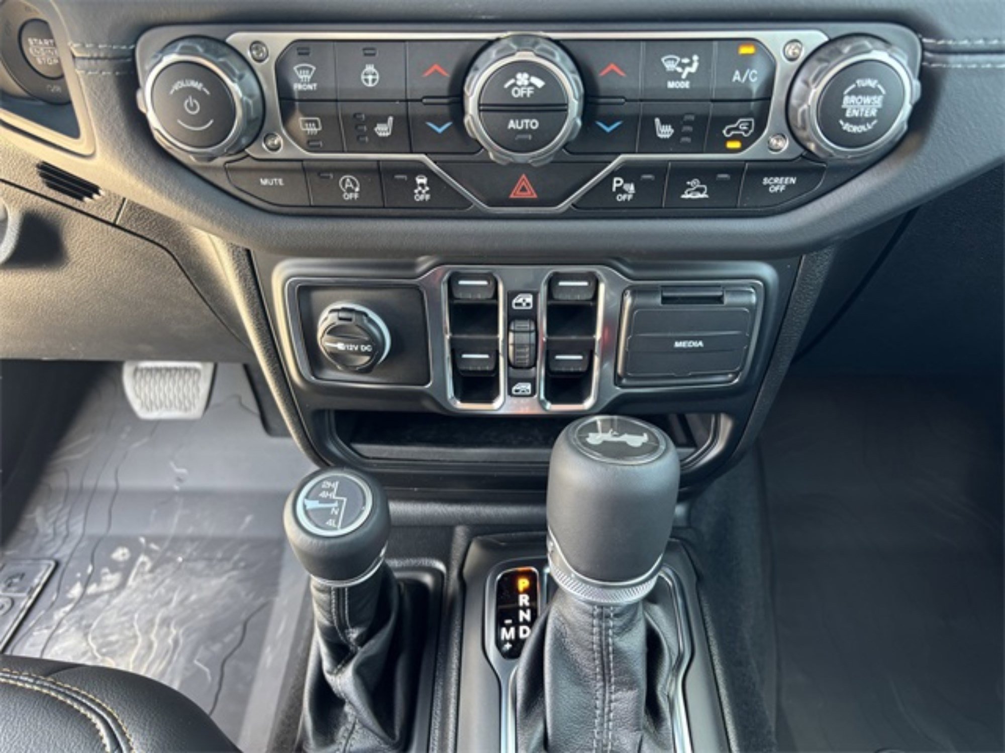 2025 Jeep Wrangler Sahara photo 14