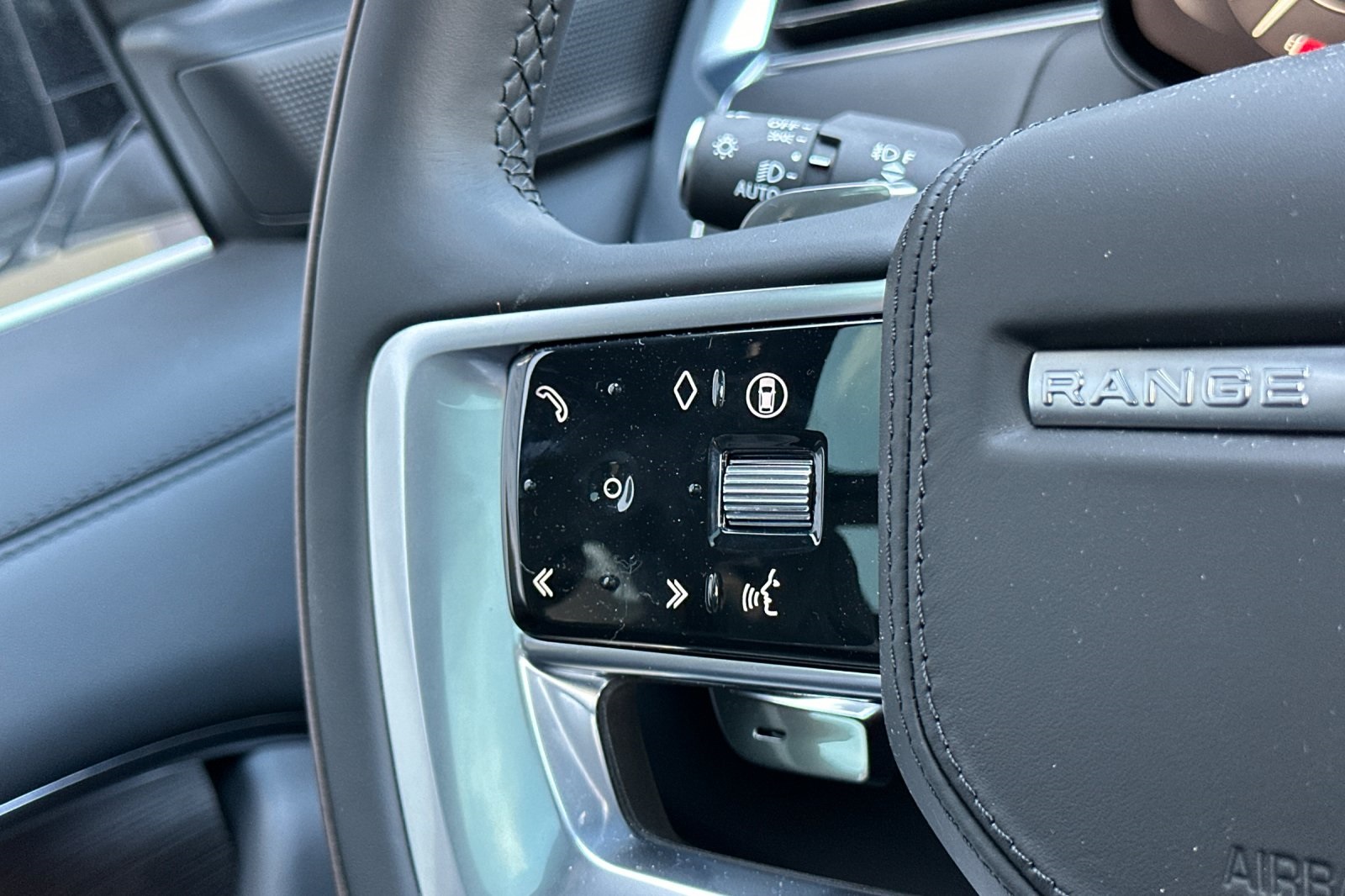 2025 Land Rover Range Rover SE photo 25