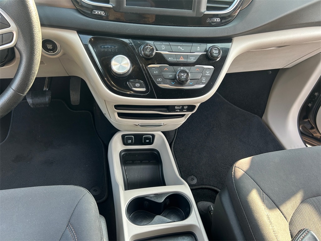 2019 Chrysler Pacifica Touring photo 15