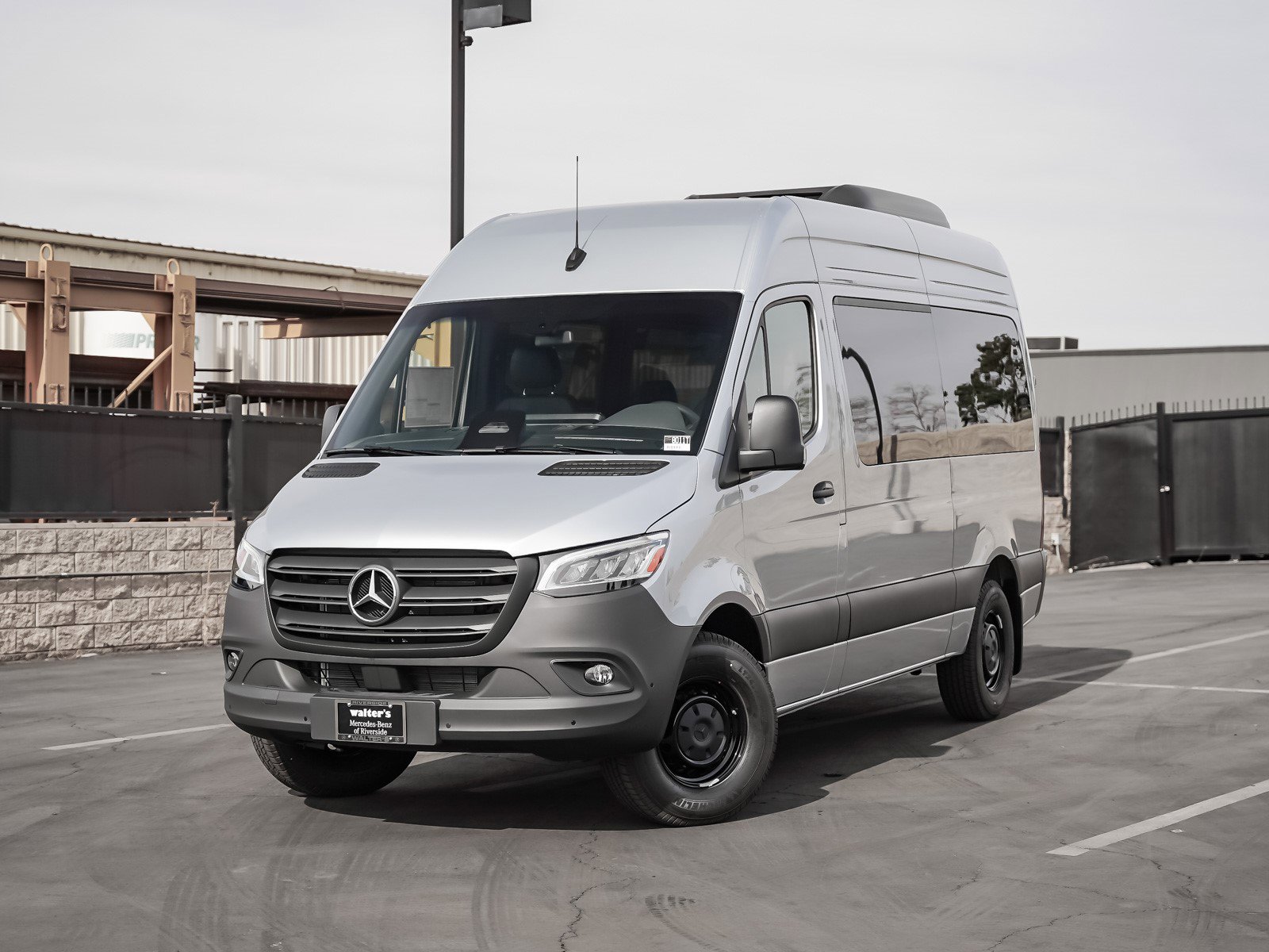 New High-tech silver metallic 2025 Mercedes-Benz 2500 High Roof I4
