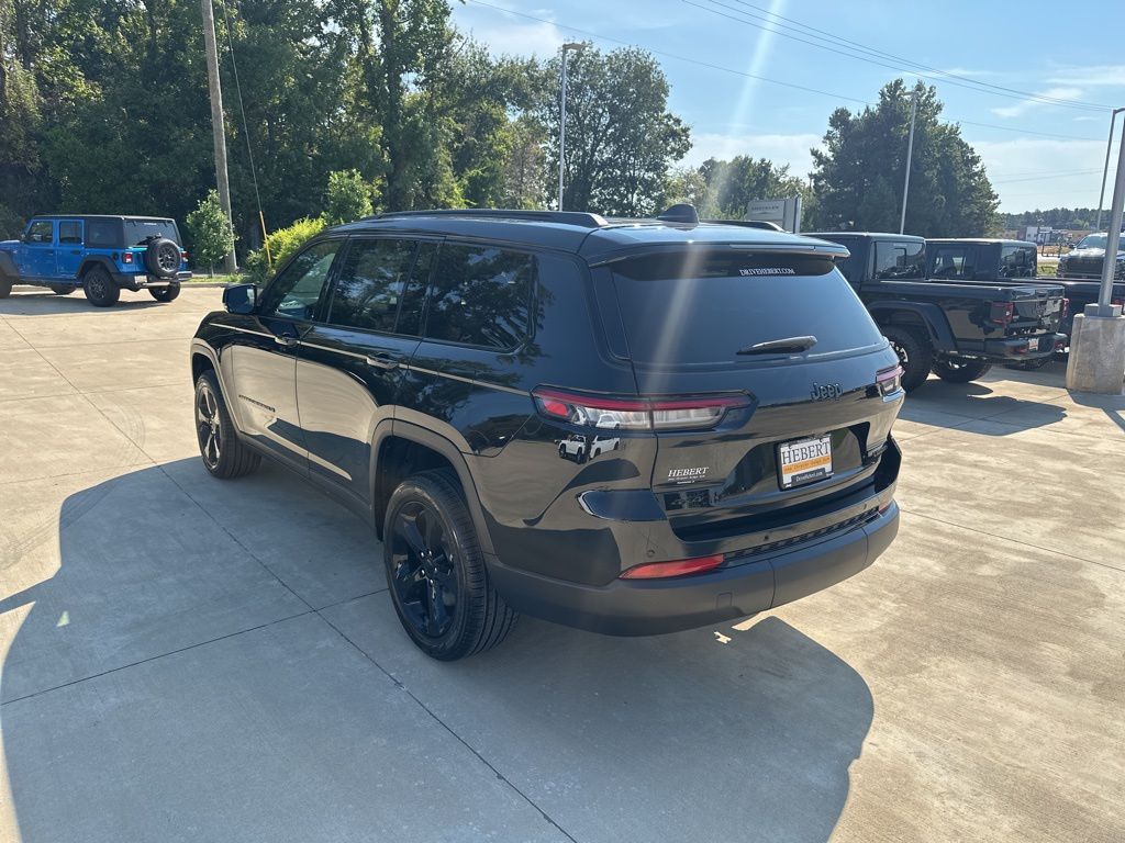 2025 Jeep Grand Cherokee Limited photo 2