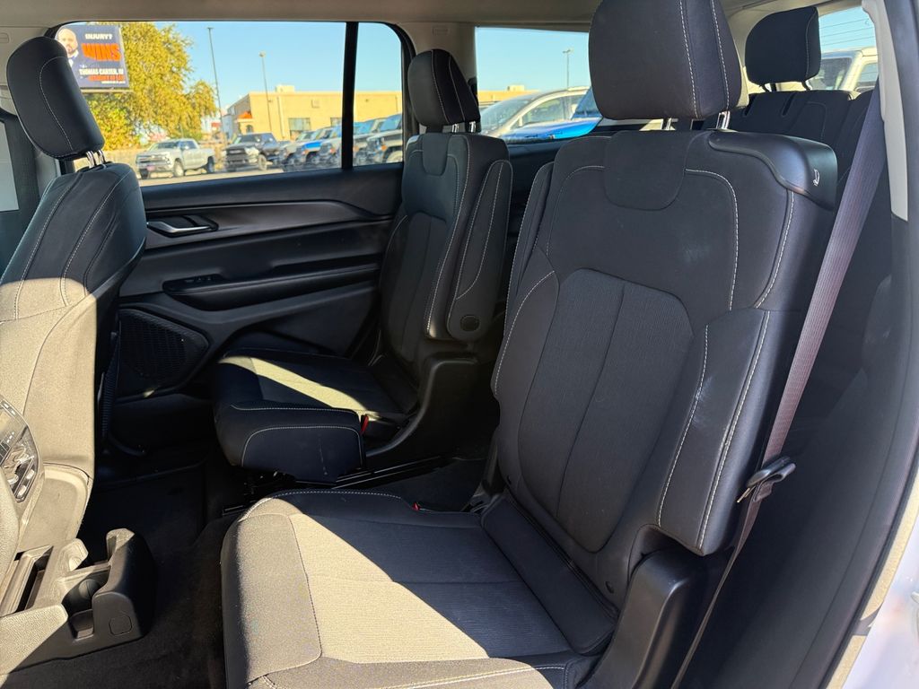 2023 Jeep Grand Cherokee Laredo photo 18