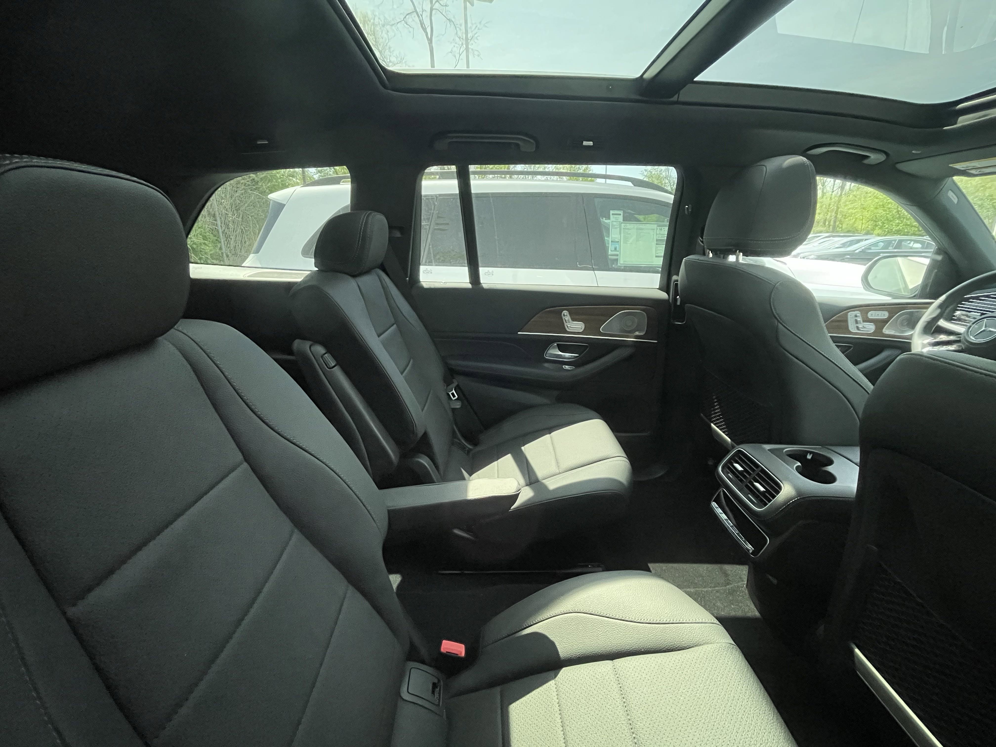 2025 Mercedes Benz GLS 450 4MATIC photo 2