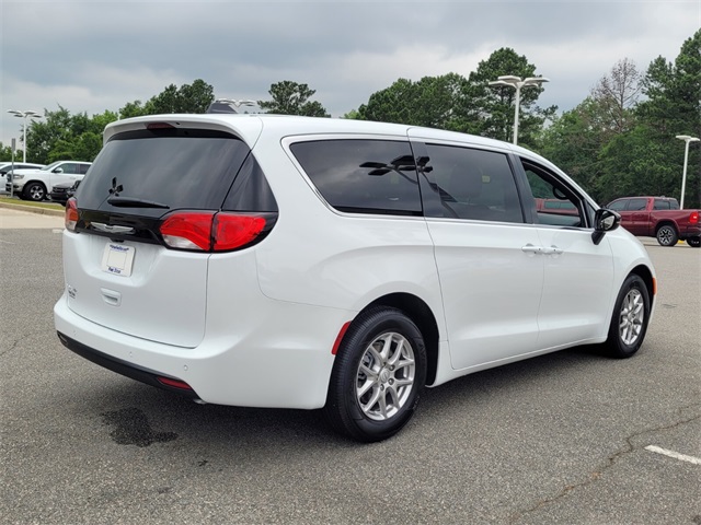 2025 Chrysler Voyager LX photo 12
