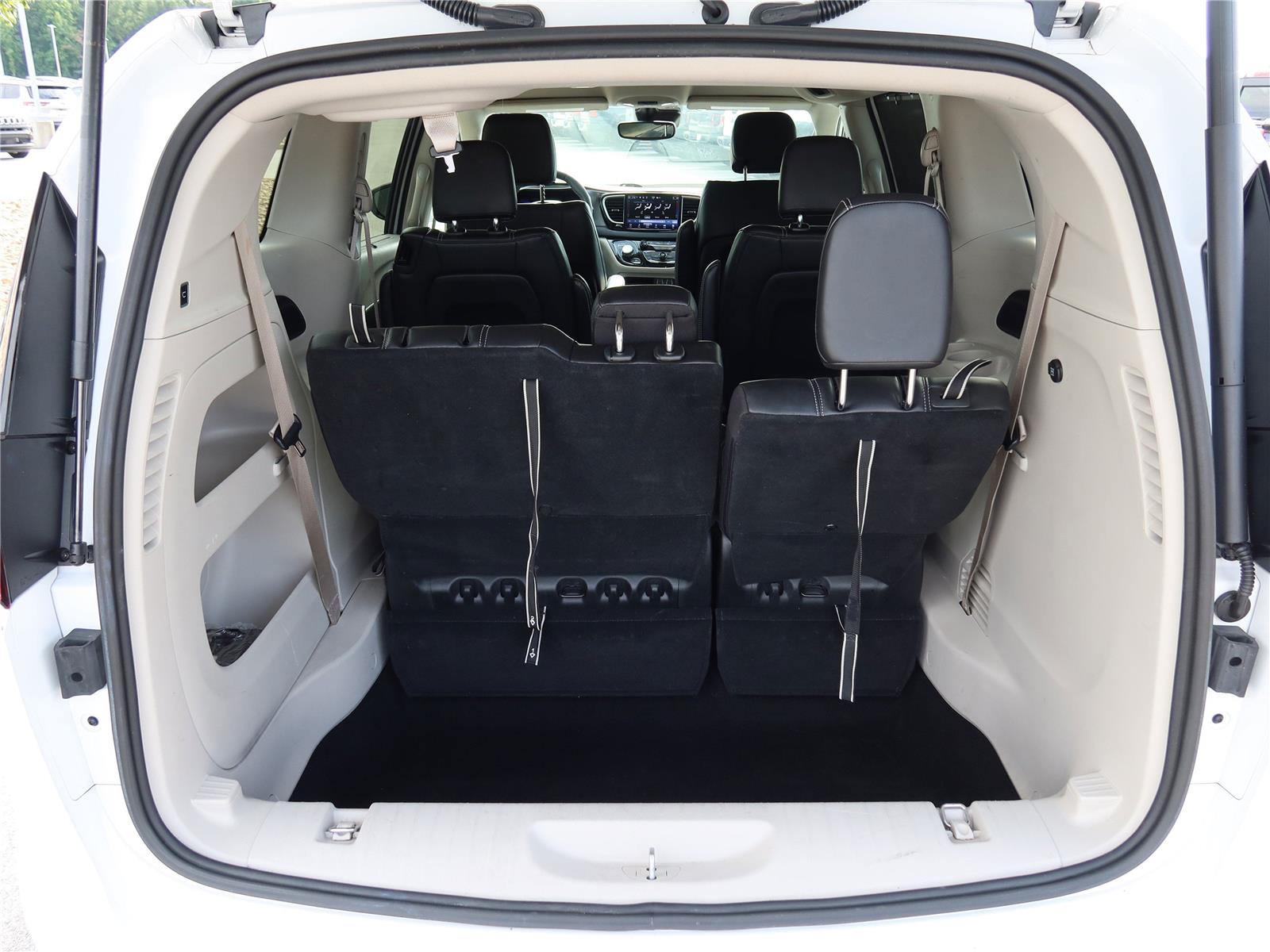 2024 Chrysler Pacifica Touring L photo 4