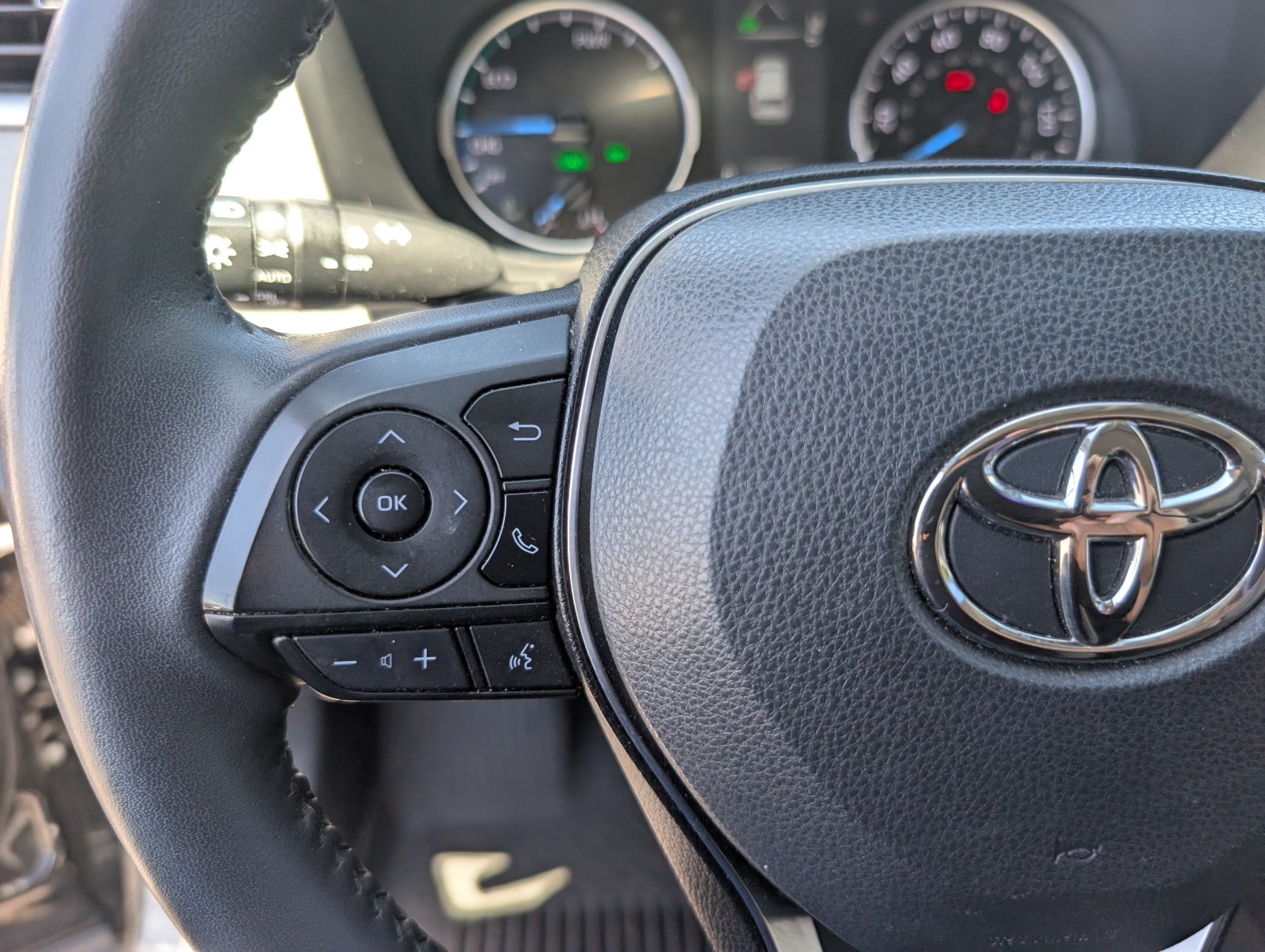 Used 2022 Midnight Black Metallic Toyota Hybrid XLE Premium image 19