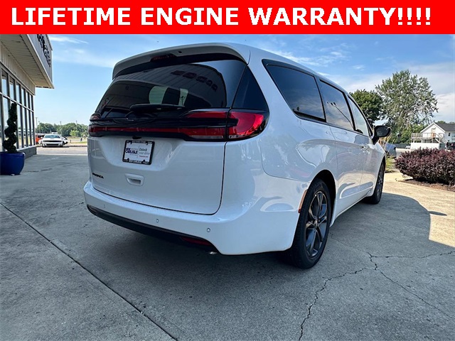 2026 Chrysler Pacifica photo 8