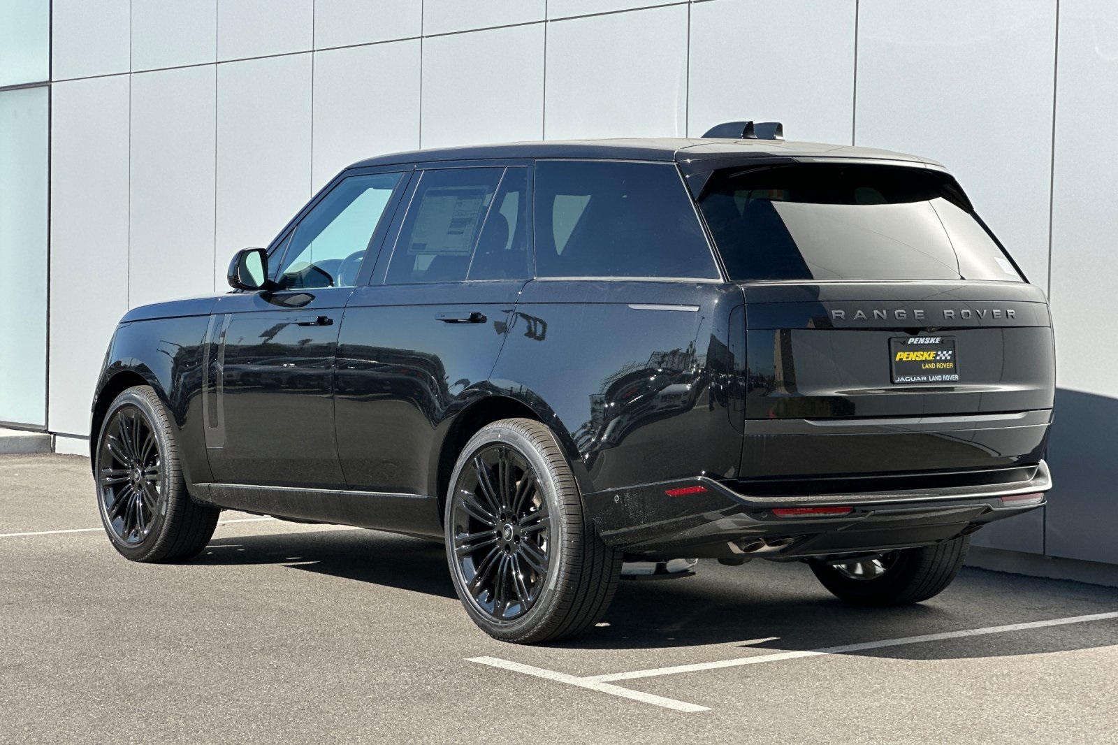 2025 Land Rover Range Rover SE photo 3