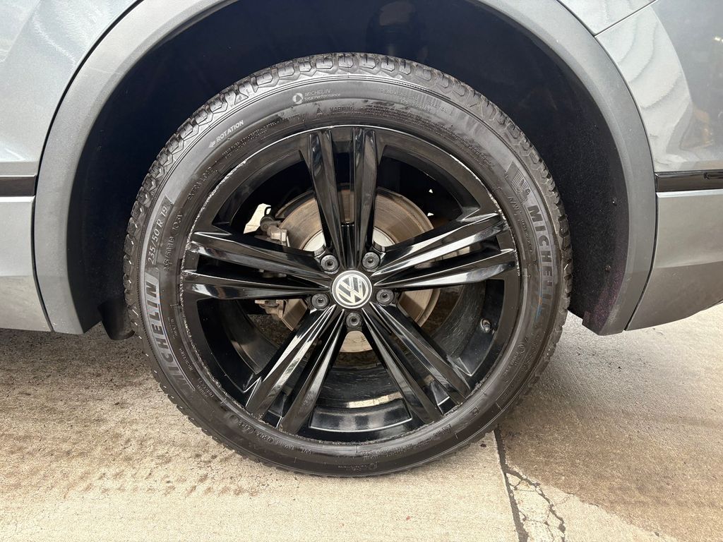 2019 Volkswagen Tiguan SEL R-Line photo 9