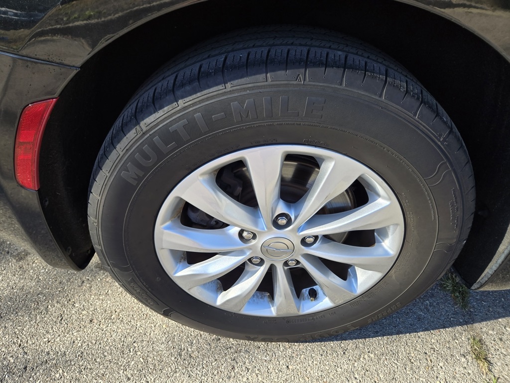 2018 Chrysler Pacifica Touring L photo 9