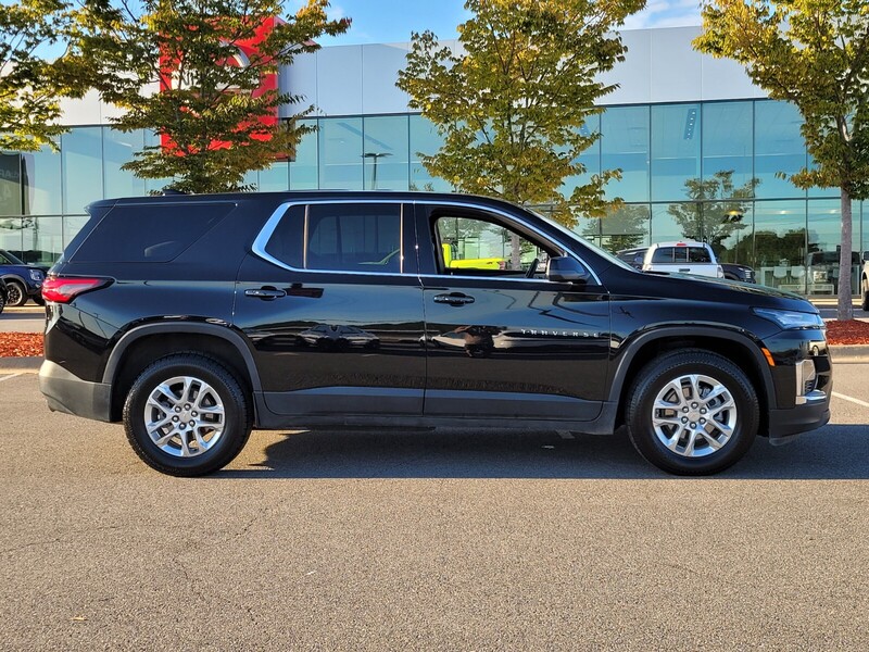 2023 Chevrolet Traverse LS photo 2