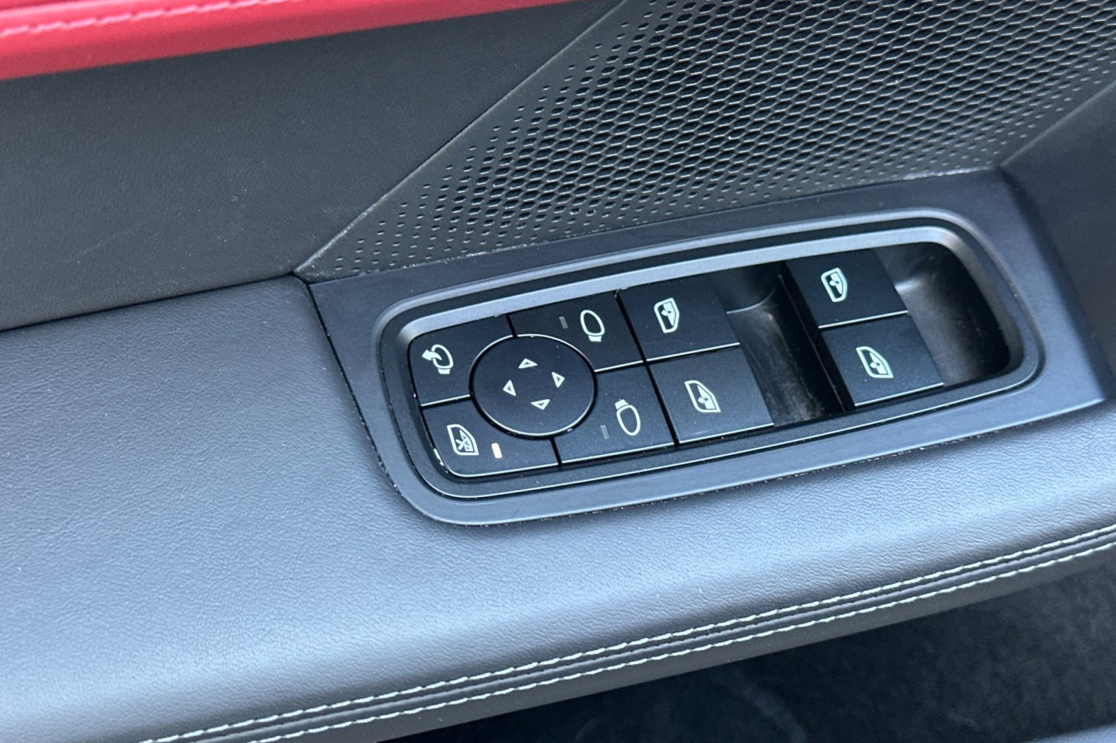 2023 Porsche Taycan photo 14